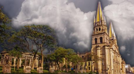 La verdadera transformación del clima ocurrirá durante la tarde, momento en el cual la nubosidad se intensificará drásticamente en toda Guadalajara. ESPECIAL / CANVA