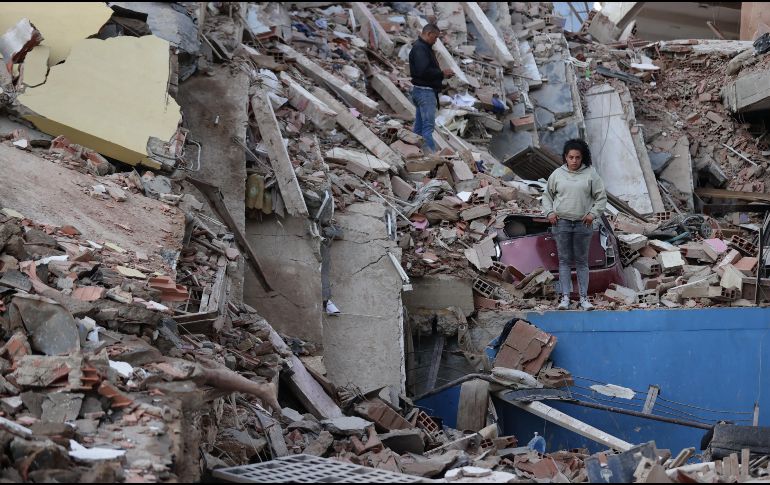 Residentes caminan entre los escombros de edificios derrumbados por los terremotos en la localidad de Catia La Mar, en el Estado costero de La Guaira, Venezuela, este jueves. EFE/ R. Pena