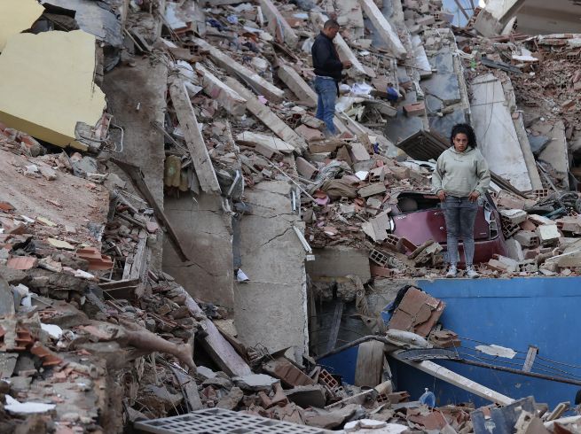 Residentes caminan entre los escombros de edificios derrumbados por los terremotos, en la localidad de Catia La Mar, en el estado costero de La Guaira, Venezuela, este jueves. EFE/ R. Pena