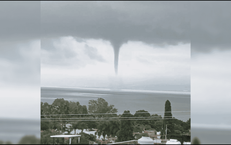 La mañana de este jueves, el Lago de Chapala fue escenario de una espectacular tromba marina. CORTESÍA/ Protección Civil Jalisco