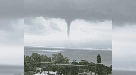 La mañana de este jueves, el Lago de Chapala fue escenario de una espectacular tromba marina. CORTESÍA/ Protección Civil Jalisco