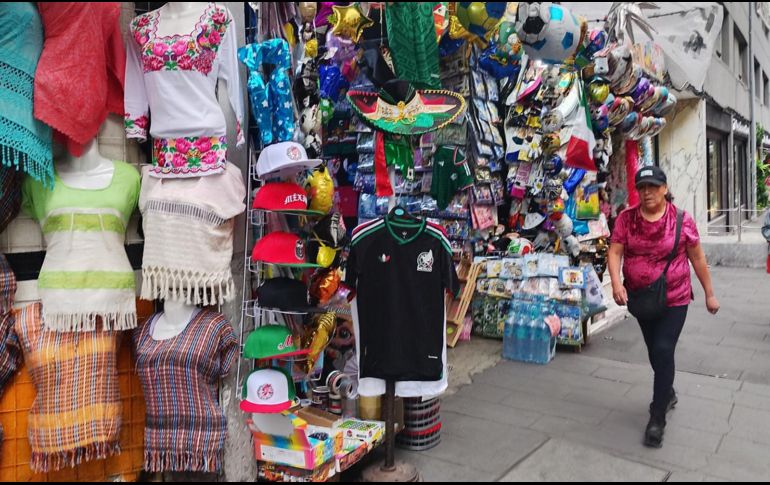 A diferencia de las cadenas modernas de supermercados, el canal tradicional e informal está experimentando un incremento en sus ventas por unidad. EFE/E. Guerra