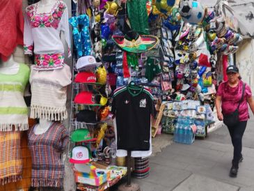A diferencia de las cadenas modernas de supermercados, el canal tradicional e informal está experimentando un incremento en sus ventas por unidad. EFE/E. Guerra