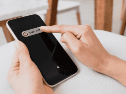Dedicar un minuto a la semana a la salud de tu pantalla principal protegerá tu inversión a largo plazo y mejorará tu experiencia digital diaria. CANVA