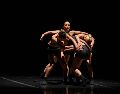 El programa reúne tres coreografías contrastantes: la plasticidad y el ritmo contenido de “El escote” y “El abrazo”, de Isabel Beteta, frente a la energía visceral y animal de “Sin excusas", de Rosario Verea. CORTESÍA