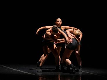 El programa reúne tres coreografías contrastantes: la plasticidad y el ritmo contenido de “El escote” y “El abrazo”, de Isabel Beteta, frente a la energía visceral y animal de “Sin excusas", de Rosario Verea. CORTESÍA