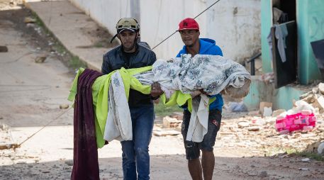 Voluntarios rescatan víctimas mortales este jueves, en Catia La Mar. EFE/R. Peña