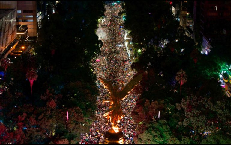 800 mil aficionados se reunieron en el Ángel de la Independencia para festejar a la Selección Mexicana. EFE/ T. PÉREZ