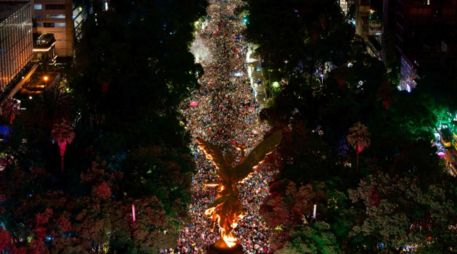 800 mil aficionados se reunieron en el Ángel de la Independencia para festejar a la Selección Mexicana. EFE/ T. PÉREZ