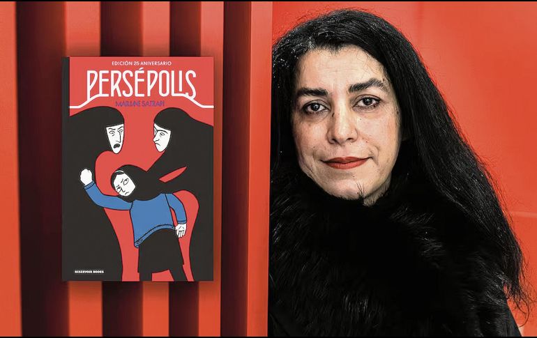 Foto tomada en 2007 a Marjane Satrapi, quien posa junto a una edición de su libro “Persépolis”. ESPECIAL