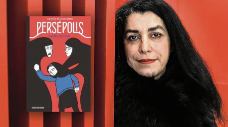 Foto tomada en 2007 a Marjane Satrapi, quien posa junto a una edición de su libro “Persépolis”. ESPECIAL