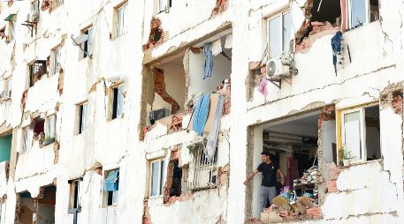 Los residentes de construcciones dañadas deben evacuar sus hogares ante el riesgo de colapso estructural. AP