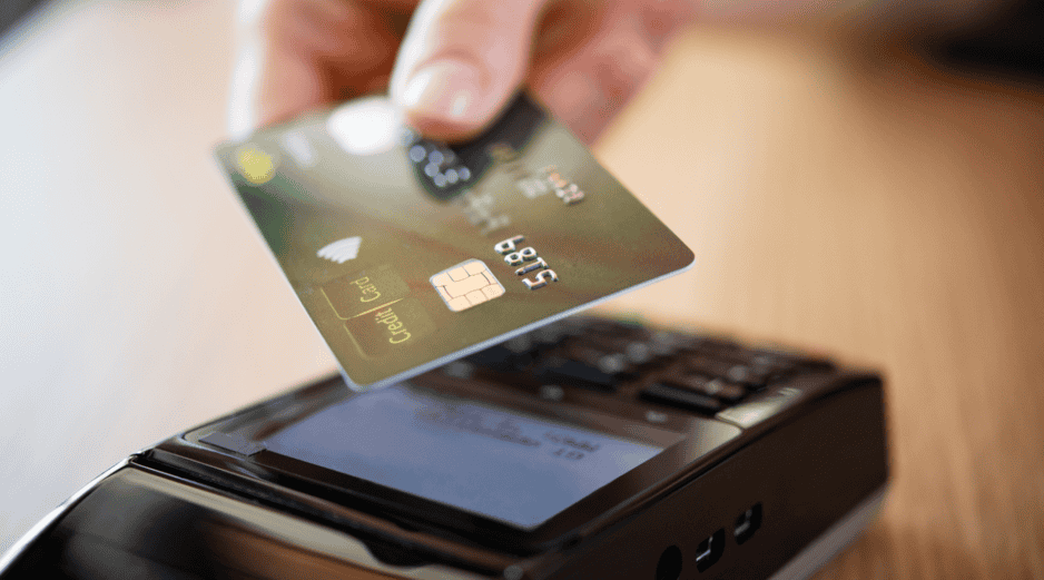 El nuevo modelo de cobro marca un cambio relevante para los clientes de Banamex, especialmente para quienes organizaban sus finanzas considerando una anualidad única. CANVA
