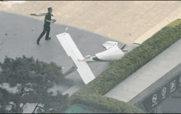 Fotografía cedida que muestra un integrante de la Policía de China frente a un fragmento de una aeronave en una vía próxima al edificio China Zun este viernes, en Pekin, China. EFE/ Cortesía
