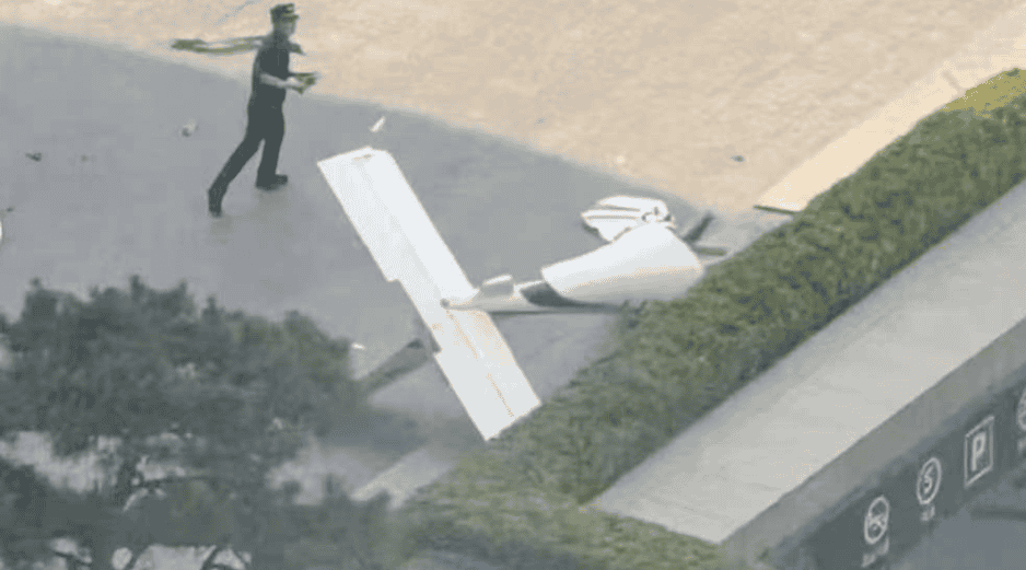 Fotografía cedida que muestra un integrante de la Policía de China frente a un fragmento de una aeronave en una vía próxima al edificio China Zun este viernes, en Pekin, China. EFE/ Cortesía