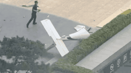 Fotografía cedida que muestra un integrante de la Policía de China frente a un fragmento de una aeronave en una vía próxima al edificio China Zun este viernes, en Pekin, China. EFE/ Cortesía