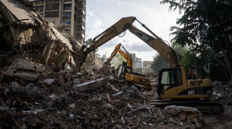 Integrantes de equipos de rescate trabajan en un edificio afectado por un terremoto en Caracas, Venezuela. EFE / B. Vergara