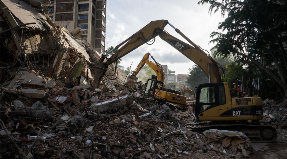 Integrantes de equipos de rescate trabajan en un edificio afectado por un terremoto en Caracas, Venezuela. EFE / B. Vergara