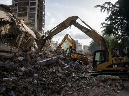 Integrantes de equipos de rescate trabajan en un edificio afectado por un terremoto en Caracas, Venezuela. EFE / B. Vergara
