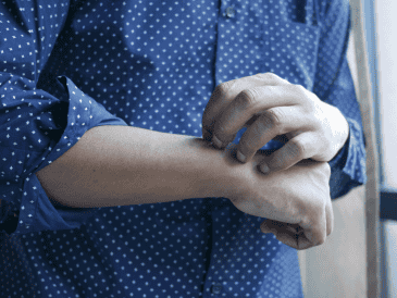 Más allá del aspecto económico, algunas corrientes espirituales consideran que la mano izquierda está relacionada con la energía receptiva. CANVA