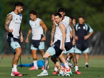 Lionel Messi participa con sus compañeros en un entrenamiento de Argentina en el Sporting KC training center en Kansas City, Estados Unidos. EFE/ J. Roncoroni