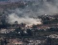 Maniobras de tanques israelíes mientras un convoy de la Fuerza Provisional de las Naciones Unidas en el Líbano (FPNUL) circula entre casas destruidas en la aldea de Meiss El Jabal, en el sur del Líbano, visto desde el lado israelí de la frontera en la Alta Galilea, el 26 de junio de 2026. EFE/A. SAFADI