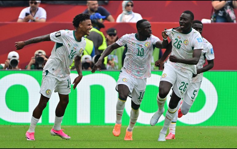 Pape Gueye celebrando uno de sus dos golazos en la victoria de Senegal. EFE / EPA / EDUARDO LIMA