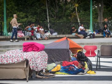 Personas afectadas por los terremotos aguardan este viernes, en el parque Ali Primera en el oeste en Caracas. EFE/B. Vergara