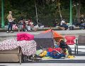 Personas afectadas por los terremotos aguardan este viernes en el parque Ali Primera, en el oeste de Caracas. EFE/B. Vergara