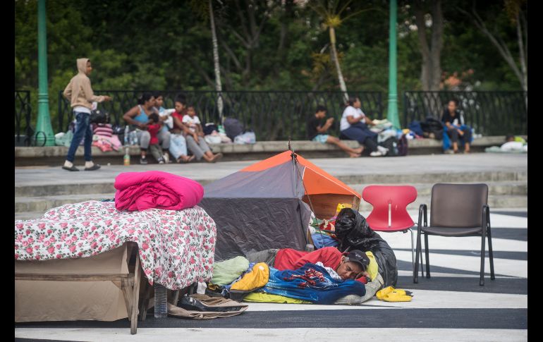 Personas afectadas por los terremotos aguardan este viernes en el parque Ali Primera, en el oeste de Caracas. EFE/B. Vergara