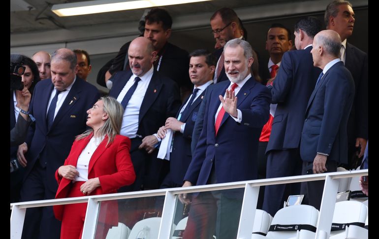 El rey Felipe VI de España saluda este viernes previo al partido del grupo H del Mundial de la FIFA 2026 entre Uruguay y España. EFE/A. Cruz