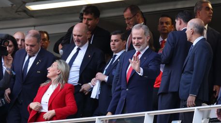 El rey Felipe VI de España saluda este viernes previo al partido del grupo H del Mundial de la FIFA 2026 entre Uruguay y España. EFE/A. Cruz