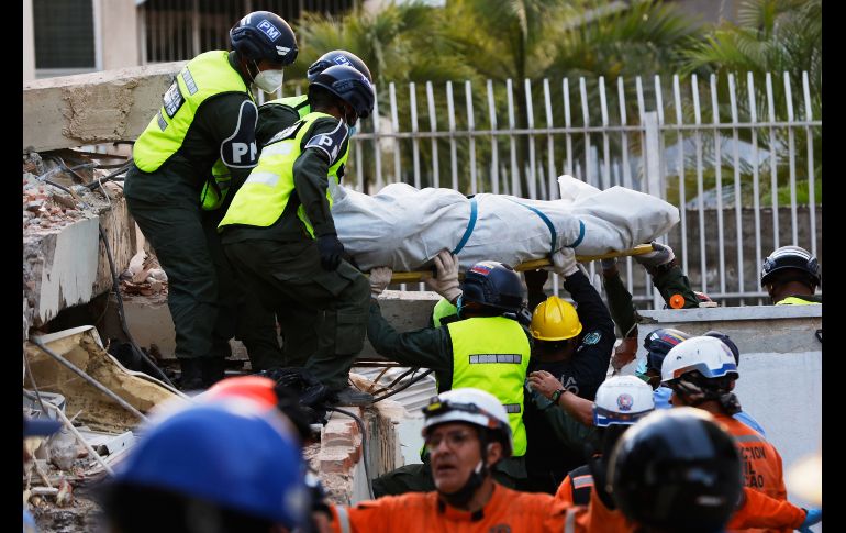 Rescatistas transportan un cuerpo recuperado de los escombros de un edificio derrumbado en Caracas, Venezuela. AP/P. Mattey
