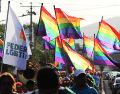 Para la edición 48 de la Marcha del Orgullo, los organizadores han establecido un mensaje contundente de unidad y resistencia. Bajo el lema oficial “Ante los ojos del mundo: mi lucha es tu lucha. ¡Igualdad, paz y solidaridad!”. CANVA