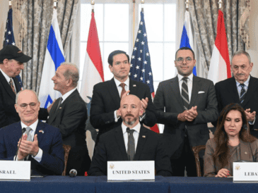 Durante la ceremonia de firma, el embajador israelí en Estados Unidos, Yechiel Leiter, aseguró que el objetivo final del acuerdo es alcanzar una paz duradera entre ambas naciones. AFP