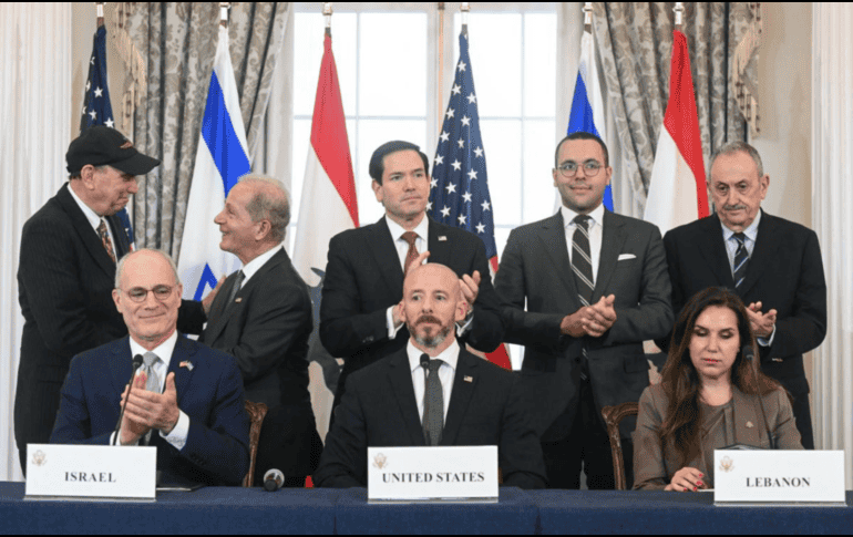 Durante la ceremonia de firma, el embajador israelí en Estados Unidos, Yechiel Leiter, aseguró que el objetivo final del acuerdo es alcanzar una paz duradera entre ambas naciones. AFP