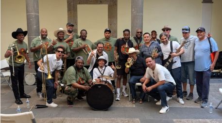 World Street Brass Band son un ventarrón de huracán, un caos parrandero, y una sacudida de tristeza. EL INFORMADOR/F. Salcedo