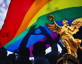 Hoy en día, la marcha congrega a cientos de miles de asistentes que celebran la diversidad y exigen igualdad. ESPECIAL / CANVA