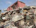 Rescatistas del Ejército de México trabajan en un edificio afectado por un terremoto este viernes, en La Guaira, Venezuela. EFE/ R. Peña