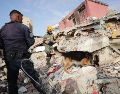 Venezuela fue sacudido por dos terremotos de 7.2 y 7.5 el pasado miércoles 24 de junio; continúan las labores de búsqueda y rescate. EFE / R. Peña