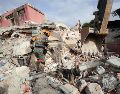 Un rescatista del Ejercito de México junto a su perro trabajan en un edificio afectado por un terremoto este viernes, en La Guaira. EFE/R. Peña