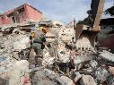 Un rescatista del Ejercito de México junto a su perro trabajan en un edificio afectado por un terremoto este viernes, en La Guaira. EFE/R. Peña