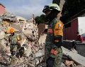 Además de los "Topos", en las zonas de desastre también se encuentran elementos del Ejército mexicano. EFE/R. Peña