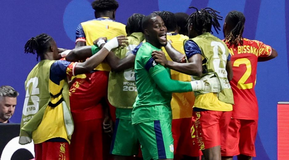 Yoane Wissa brilló con un doblete en la victoria de RD Congo, que vino de atrás para sorprender a Uzbekistán. EFE/ R. WITTEK.