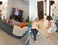 Las imágenes captadas al interior de un domicilio en Morelos exhibieron la presunta agresión del exfuncionario. ESPECIAL