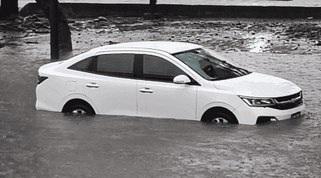 Uno de los sitios más afectados fue el Boulevard 5 de Mayo, que quedó completamente inundado, dificultando el paso de vehículos, X / @javimojarra / CAPTURA DE PANTALLA / CORTESÍA