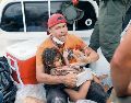 Un rescatista atiende a una niña hallada entre los escombros. AP