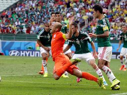 Aquel 29 de junio de 2014, Arjen Robben ingresó al área y, tras un contacto con Rafael Márquez, cayó sobre el césped. El árbitro portugués Pedro Proença no dudó en señalar el punto penal. AP / ARCHIVO