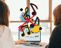 Diersos estudios demuestran que escuchar música en el trabajo puede reducir el estres. UNSPLASH / KOBU AGENCY
