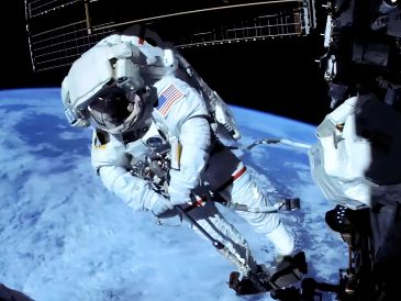 Williams y Meir salieron al exterior del laboratorio orbital a las 08:20 y dieron por concluido el paseo a las 15:40 horas. EFE / NASA